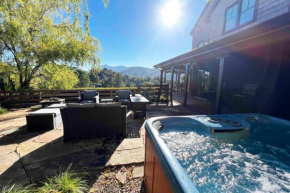 6BD/3.5BA Hilltop Haven with/ HotTub, Billiards, and Views!